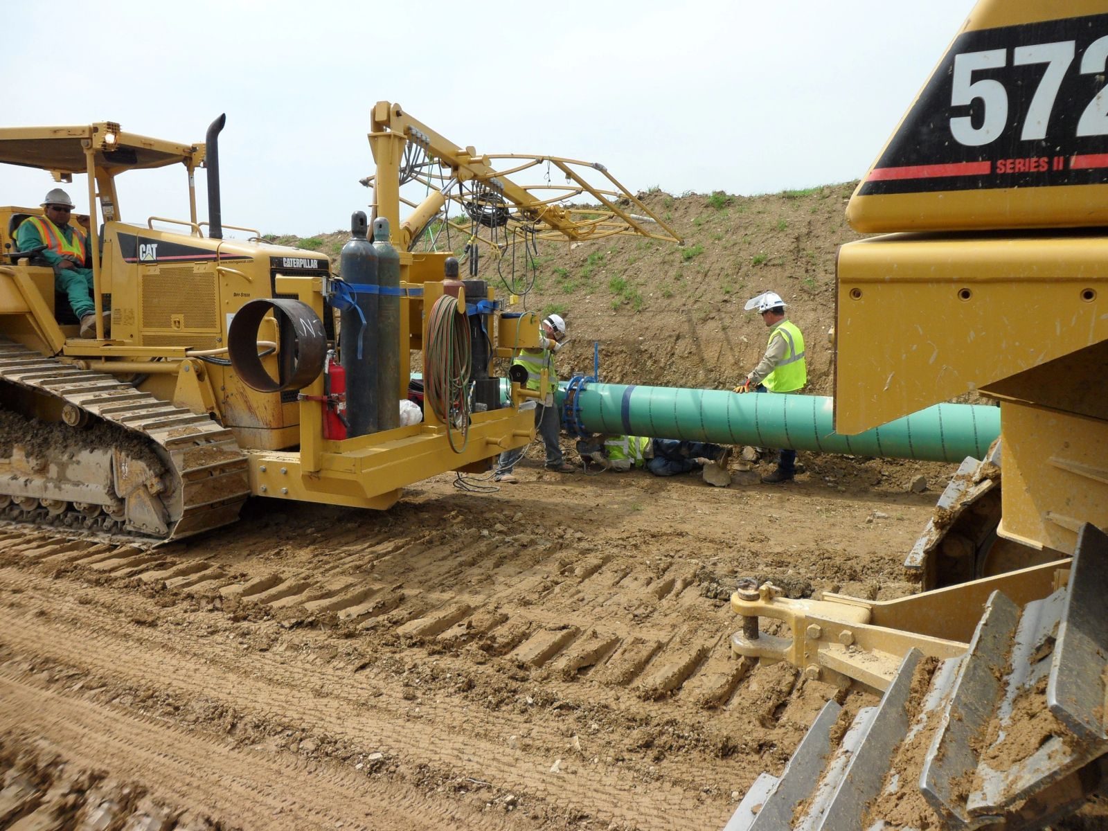 Pipeline crew with sideboom