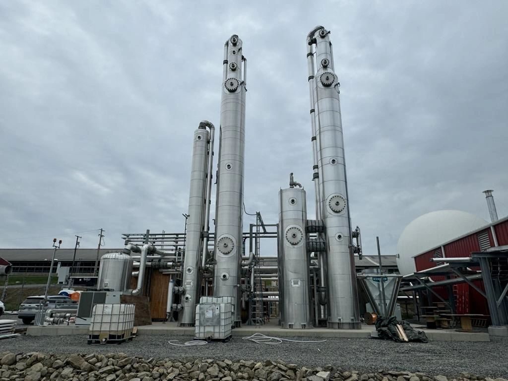 Renewable natural gas processing columns